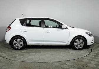 Подержанный автомобиль Kia Ceed Hatchback 2011 года (4 фото)