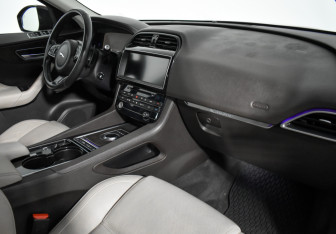 Подержанный автомобиль Jaguar F-Pace 2016 года (14 фото)