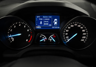 Подержанный автомобиль Ford Kuga 2015 года (17 фото)