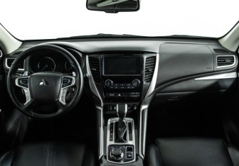 Подержанный автомобиль Mitsubishi Pajero Sport 2018 года (13 фото)