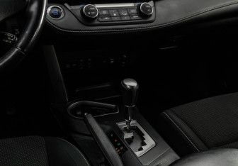 Подержанный автомобиль Toyota RAV4 2018 года (13 фото)