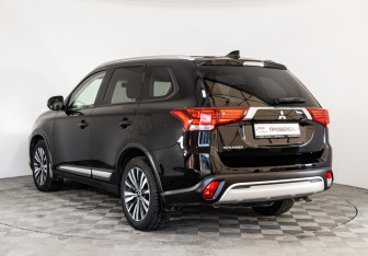 Подержанный автомобиль Mitsubishi Outlander 2020 года (7 фото)