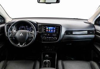 Подержанный автомобиль Mitsubishi Outlander 2018 года (10 фото)