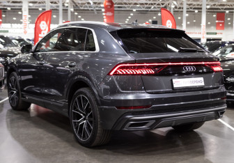 Подержанный автомобиль Audi Q8 2020 года (11 фото)