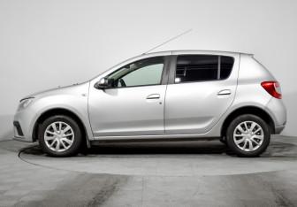 Подержанный автомобиль Renault Sandero 2021 года (8 фото)