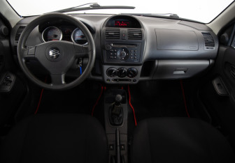 Подержанный автомобиль Suzuki Ignis 2006 года (9 фото)