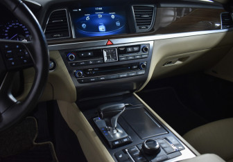 Подержанный автомобиль Genesis G80 2017 года (23 фото)