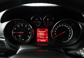 Подержанный автомобиль Opel Zafira Compactvan 2013 года (12 фото)