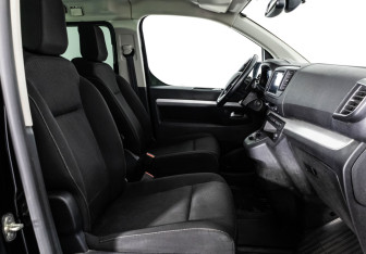 Подержанный автомобиль Peugeot Traveller 2019 года (18 фото)