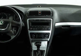 Подержанный автомобиль Skoda Octavia Liftback 2011 года (14 фото)