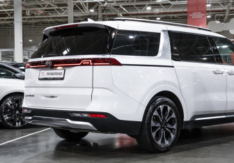 Подержанный автомобиль Kia Carnival 2020 года (8 фото)