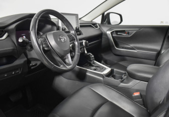 Подержанный автомобиль Toyota RAV4 2019 года (9 фото)