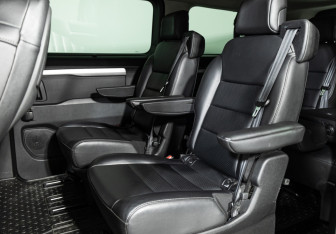Подержанный автомобиль Peugeot Traveller 2019 года (10 фото)
