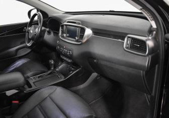 Подержанный автомобиль Kia Sorento 2016 года (13 фото)