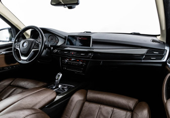 Подержанный автомобиль BMW X5 2015 года (12 фото)