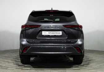 Подержанный автомобиль Toyota Highlander 2021 года (7 фото)