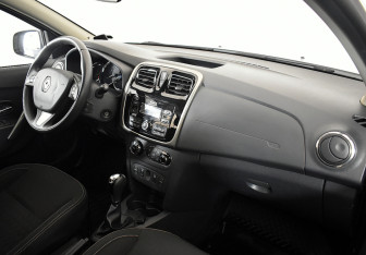 Подержанный автомобиль Renault Sandero 2017 года (6 фото)