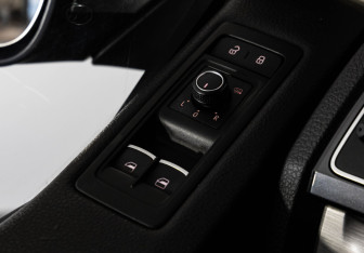 Подержанный автомобиль Volkswagen Multivan 2015 года (18 фото)