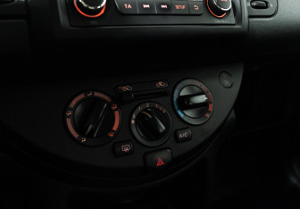 Подержанный автомобиль Nissan Note 2011 года (15 фото)