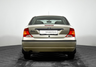 Подержанный автомобиль Ford Focus Sedan 2004 года (6 фото)