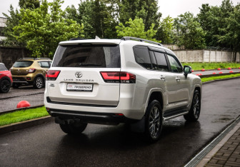 Подержанный автомобиль Toyota Land Cruiser Suv 2021 года (6 фото)