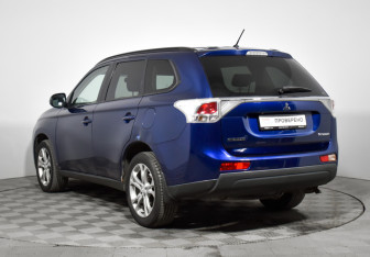 Подержанный автомобиль Mitsubishi Outlander 2013 года (7 фото)