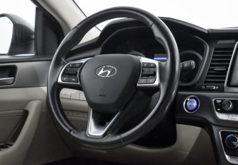 Подержанный автомобиль Hyundai Sonata 2018 года (16 фото)