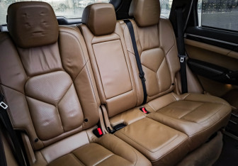 Подержанный автомобиль Porsche Cayenne 2011 года (33 фото)