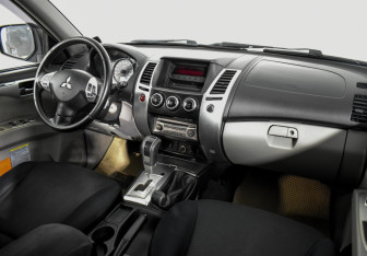 Подержанный автомобиль Mitsubishi Pajero Sport 2013 года (12 фото)