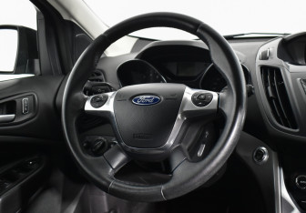 Подержанный автомобиль Ford Kuga 2014 года (14 фото)