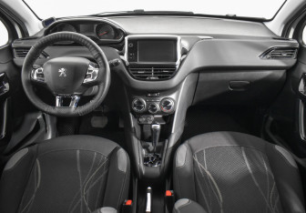 Подержанный автомобиль Peugeot 208 2013 года (13 фото)
