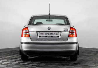 Подержанный автомобиль Skoda Octavia Liftback 2005 года (6 фото)