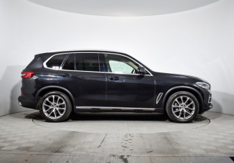 Подержанный автомобиль BMW X5 2019 года (4 фото)