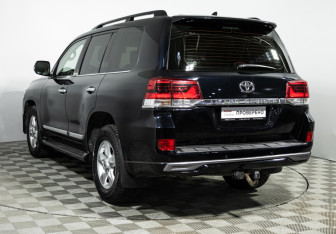 Подержанный автомобиль Toyota Land Cruiser Suv 2016 года (5 фото)