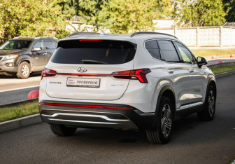 Подержанный автомобиль Hyundai Santa Fe 2021 года (6 фото)