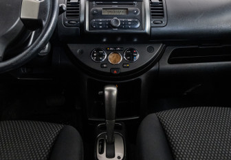 Подержанный автомобиль Nissan Note 2006 года (13 фото)
