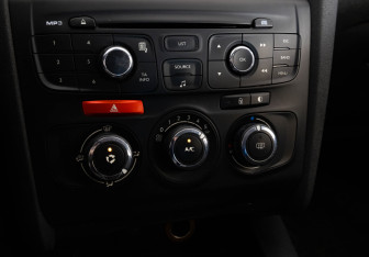 Подержанный автомобиль Citroen C4 Hatchback 2012 года (14 фото)