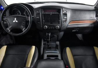 Подержанный автомобиль Mitsubishi Pajero 2007 года (14 фото)