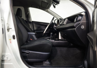 Подержанный автомобиль Toyota RAV4 2013 года (20 фото)