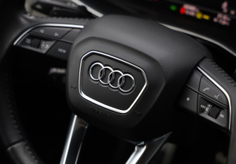 Подержанный автомобиль Audi Q8 2019 года (13 фото)