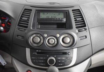 Подержанный автомобиль Mitsubishi Grandis 2008 года (16 фото)