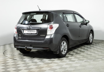 Подержанный автомобиль Toyota Verso 2013 года (5 фото)