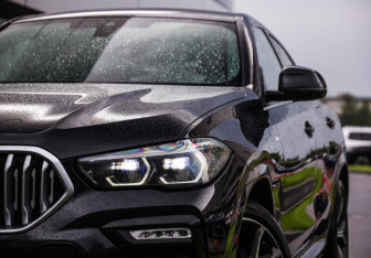 Подержанный автомобиль BMW X6 2021 года (2 фото)