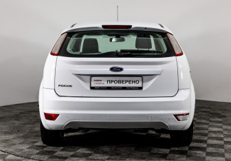 Подержанный автомобиль Ford Focus Hatchback 2011 года (6 фото)