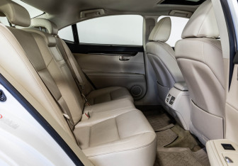 Подержанный автомобиль Lexus ES 2013 года (25 фото)