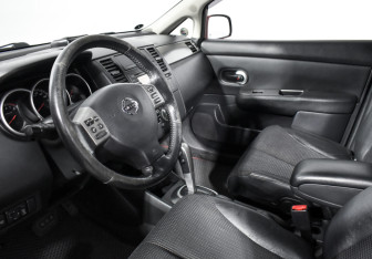 Подержанный автомобиль Nissan Tiida Hatchback 2011 года (9 фото)