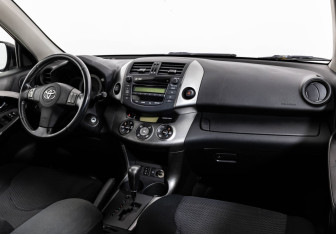 Подержанный автомобиль Toyota RAV4 2010 года (13 фото)