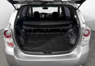 Подержанный автомобиль Toyota Verso 2010 года (18 фото)