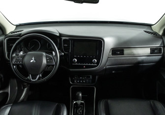 Подержанный автомобиль Mitsubishi Outlander 2020 года (13 фото)