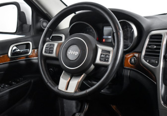 Подержанный автомобиль Jeep Grand Cherokee 2011 года (16 фото)